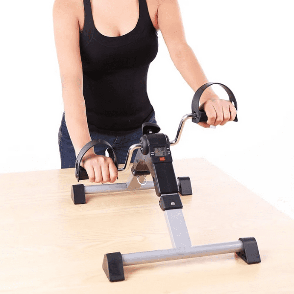 Mini bike sobre a mesa para exercitar os braços
