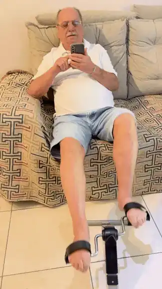Cliente pedalando a mini bike em casa – depoimento 3