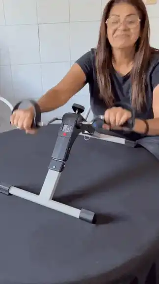 Cliente pedalando a mini bike em casa – depoimento 8