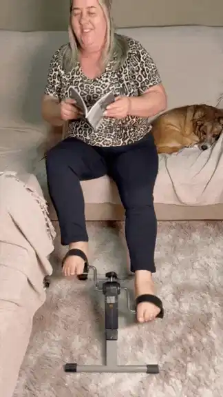 Cliente pedalando a mini bike em casa – depoimento 7