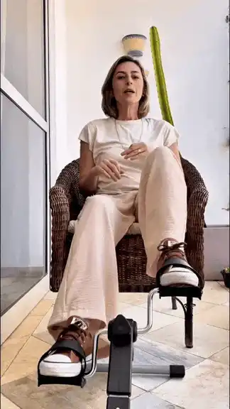 Cliente pedalando a mini bike em casa – depoimento 4